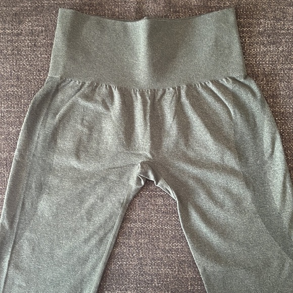 NVGTN Contour Seamless Leggings in Forest Green - Picture 4 of 4